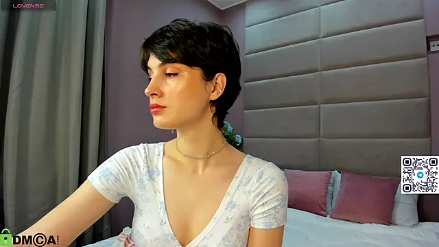 Adeline Perle online show from October 3, 2025, 2:04 am