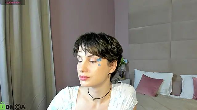 Adeline Perle online show from September 11, 2025, 1:05 am