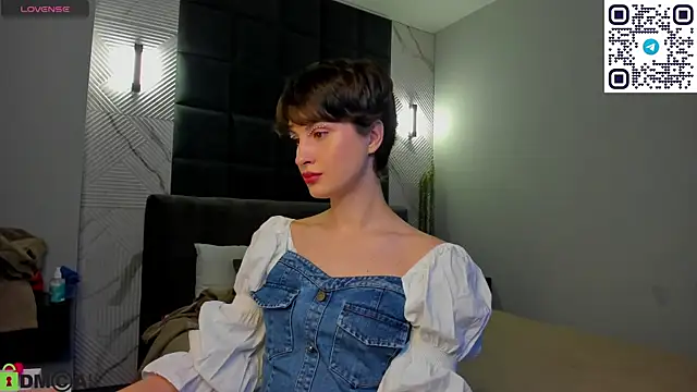 Adeline Perle online show from September 10, 2025, 12:20 am