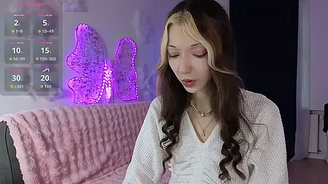 Snapshot of KiraGlam chatting on September 17, 2025, 10:17 am KiraGlam online show from September 17, 2025, 10:17 am