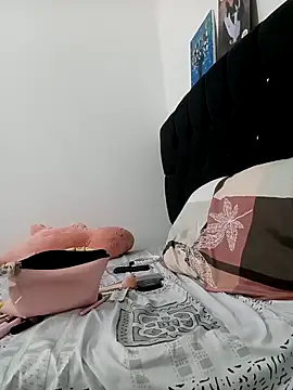 dulcelatin21 online show from September 27, 2025, 3:07 pm