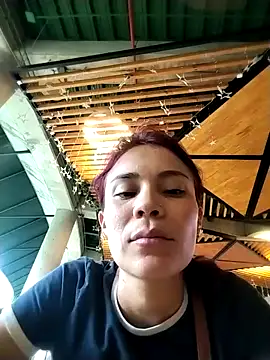 dulcelatin21 online show from November 7, 2025, 8:02 pm