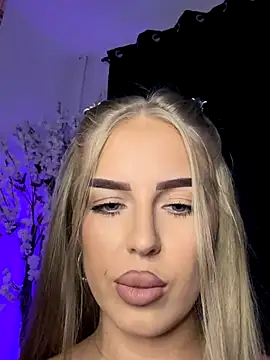 AubrieleRouj1 online show from October 2, 2025, 3:04 pm