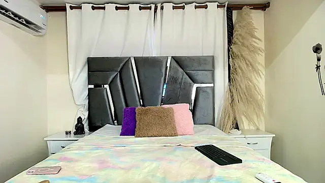 MiniLove 01 online show from April 24, 2026, 12:07 pm