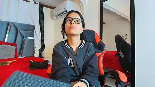 MiniLove 01 online show from October 4, 2025, 12:17 pm