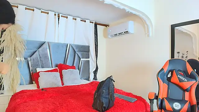 MiniLove 01 online show from October 6, 2025, 12:06 pm