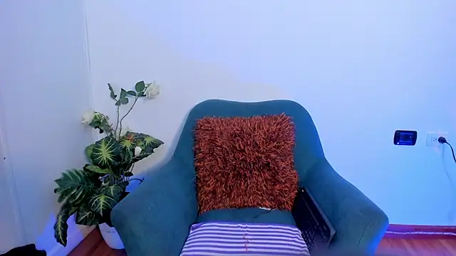 Snapshot of MilenaCrown chatting on November 19, 2025, 8:31 pm MilenaCrown online show from November 19, 2025, 8:31 pm