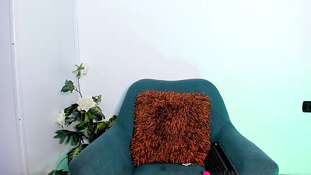 Snapshot of MilenaCrown chatting on November 11, 2025, 8:36 pm MilenaCrown online show from November 11, 2025, 8:36 pm