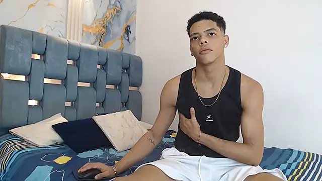 PRETTY FEM online show from February 12, 2026, 1:27 am