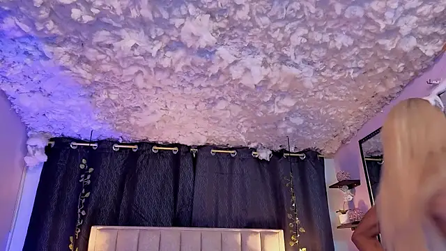 melody-rouss online show from September 18, 2025, 3:31 am