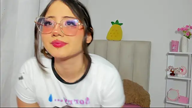 ImSofia222  online show from November 22, 2025, 6:12 am