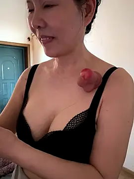 xiiuuff18 online show from October 11, 2025, 12:33 am