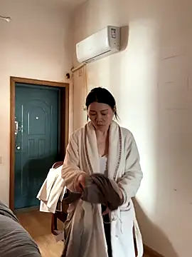 xiiuuff18 online show from December 16, 2025, 1:43 am