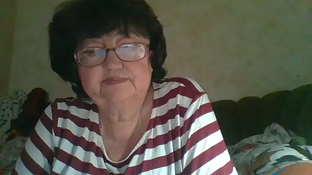 Snapshot of MilaSky5303 chatting on October 6, 2025, 12:17 pm MilaSky5303 online show from October 6, 2025, 12:17 pm