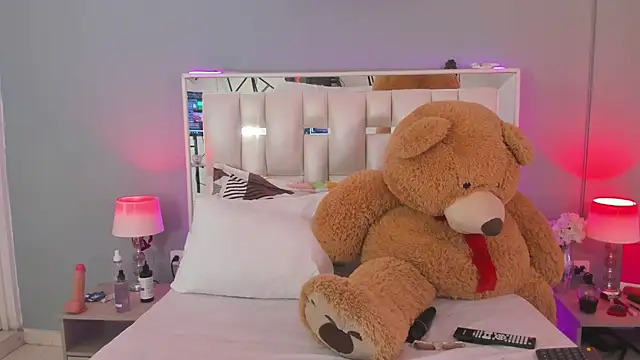 Darlyn tenderhot   online show from September 21, 2025, 5:40 pm