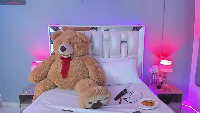 Darlyn tenderhot   online show from September 19, 2025, 6:39 am