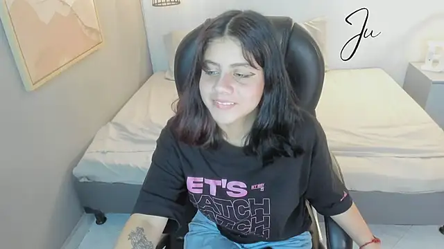 Snapshot of Julieth_brown_ chatting on October 30, 2025, 7:44 pm Julieth brown online show from October 30, 2025, 7:44 pm