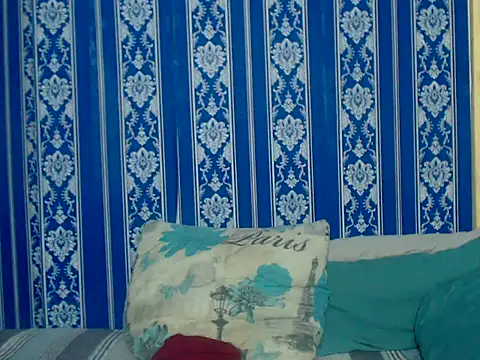 JUICEYLIPS333 online show from November 5, 2025, 4:32 pm