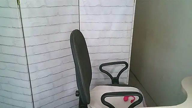 Helen xi  online show from January 8, 2026, 5:13 am