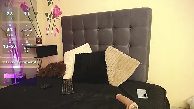 BrendaRojas  online show from October 3, 2025, 3:35 pm