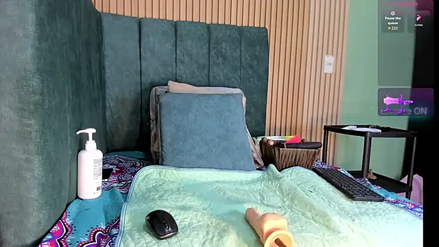 EvelynFoxx- online show from October 31, 2025, 7:21 pm