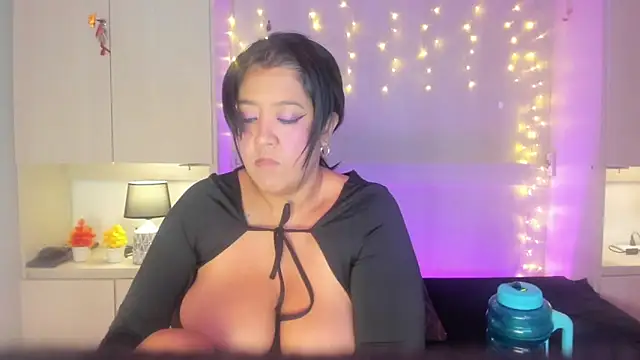 Snapshot of VickyRuiz_ chatting on May 13, 2026, 7:43 pm VickyRuiz online show from May 13, 2026, 7:43 pm