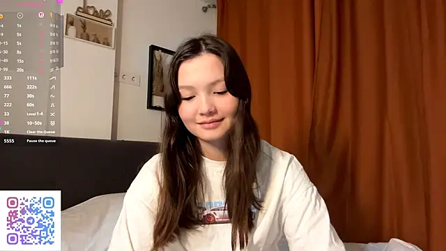 Snapshot of KiraVelvet chatting on October 3, 2025, 4:19 pm KiraVelvet online show from October 3, 2025, 4:19 pm