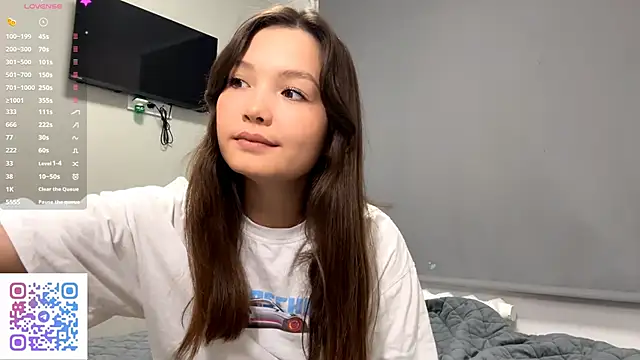 Snapshot of KiraVelvet chatting on October 4, 2025, 2:18 pm KiraVelvet online show from October 4, 2025, 2:18 pm