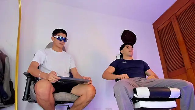 sotooliver3 online show from October 17, 2025, 8:43 pm