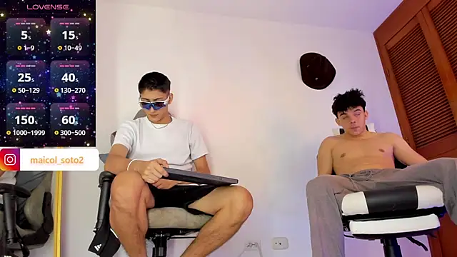 sotooliver3 online show from September 22, 2025, 7:53 pm