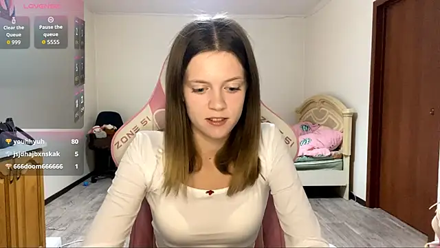 VibeQueenLucy online show from September 15, 2025, 4:18 pm