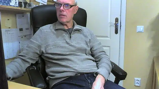 Snapshot of Klipparn chatting on November 19, 2025, 2:28 pm Klipparn online show from November 19, 2025, 2:28 pm