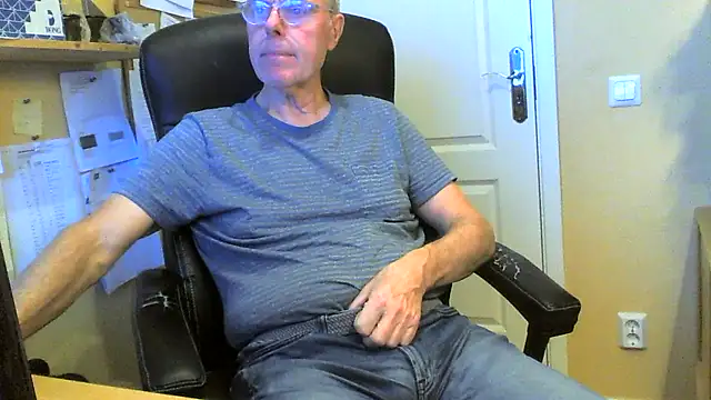 Snapshot of Klipparn chatting on November 26, 2025, 8:47 am Klipparn online show from November 26, 2025, 8:47 am