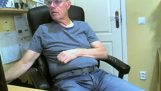 Snapshot of Klipparn chatting on November 25, 2025, 4:29 pm Klipparn online show from November 25, 2025, 4:29 pm