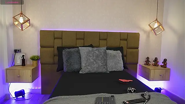 Julieth Rojas online show from March 25, 2026, 4:56 am