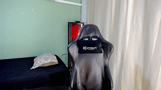 dilan hott  online show from November 27, 2025, 7:47 pm