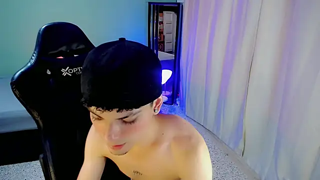 dilan hott  online show from October 6, 2025, 9:04 pm