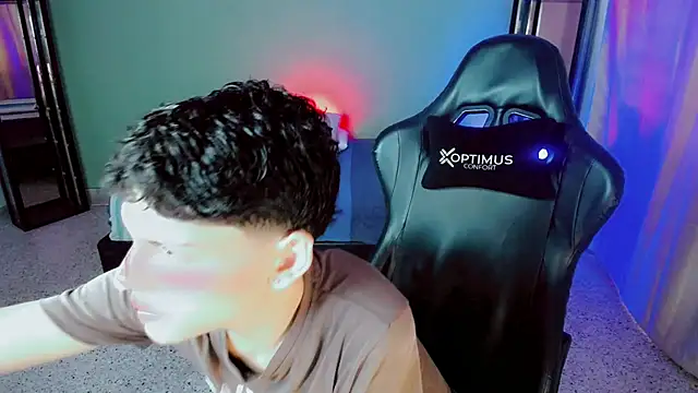 dilan hott  online show from September 17, 2025, 8:33 pm