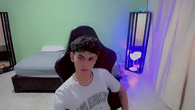 dilan hott  online show from September 19, 2025, 9:19 pm