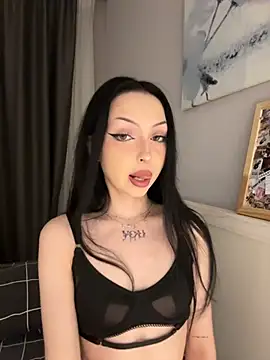 Lina Thornton  online show from April 10, 2026, 5:53 pm