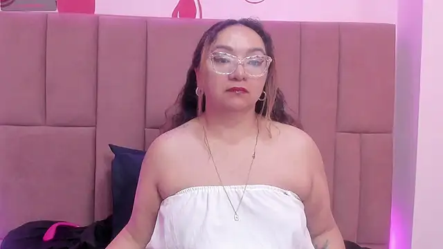 leyla smithh online show from November 30, 2025, 1:56 pm