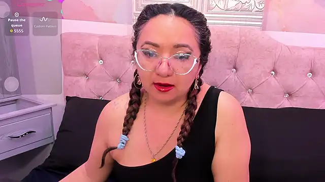 leyla smithh online show from November 7, 2025, 11:37 am