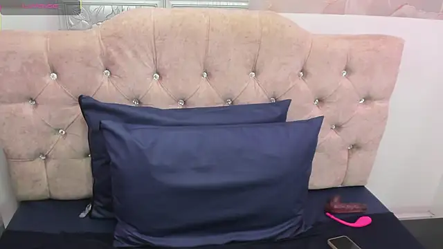 leyla smithh online show from October 6, 2025, 12:17 pm