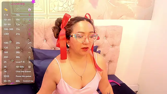 leyla smithh online show from October 15, 2025, 12:35 pm