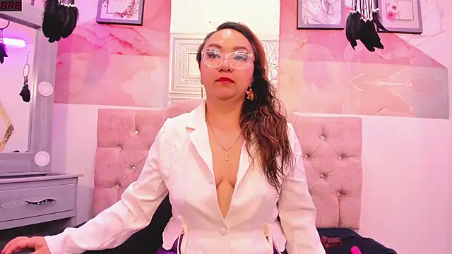 leyla smithh online show from November 11, 2025, 12:11 pm