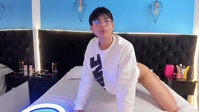 Snapshot of AleAurarashi chatting on September 23, 2025, 7:54 pm AleAurarashi online show from September 23, 2025, 7:54 pm