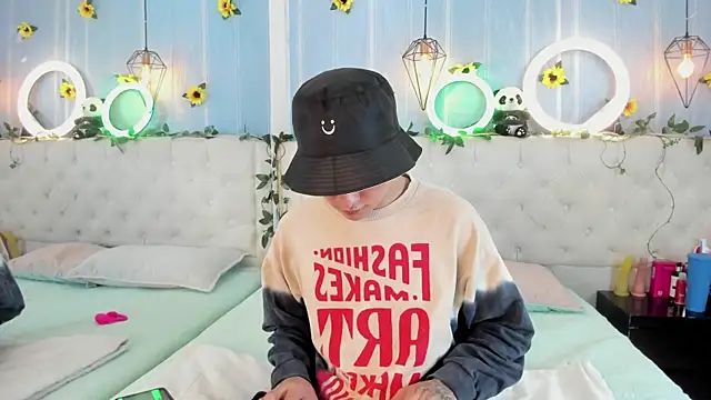 Snapshot of AleAurarashi chatting on November 19, 2025, 2:55 am AleAurarashi online show from November 19, 2025, 2:55 am