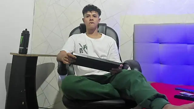 Alex Colton7 online show from December 14, 2025, 3:35 am