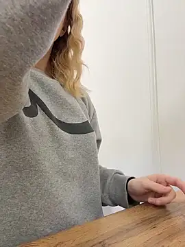 Snapshot of CaitlinSugar chatting on February 3, 2026, 4:21 am CaitlinSugar online show from February 3, 2026, 4:21 am