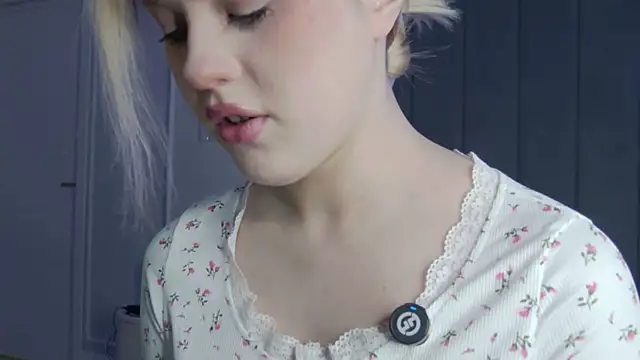 VioletAsh online show from February 8, 2026, 4:32 am